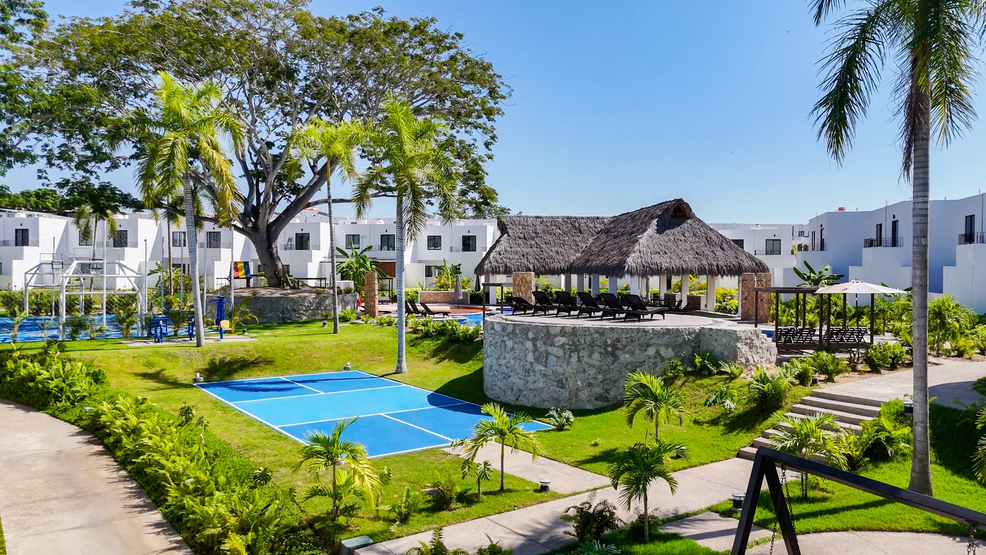 Amenidades de Aldea Hortus con alberca, palapa, áreas verdes y entorno residencial en Bahía de Banderas