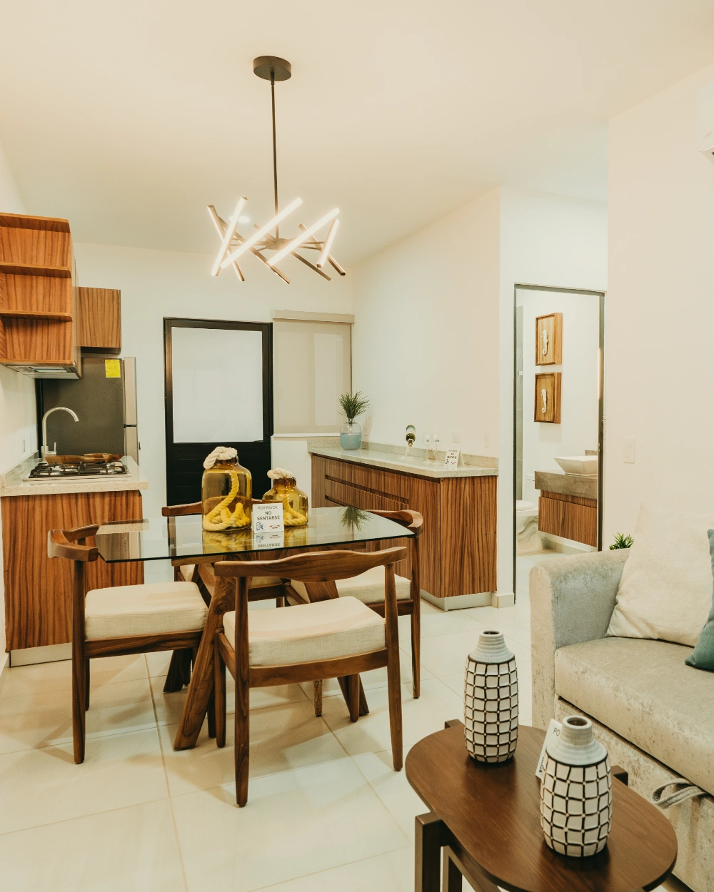 Interior del departamento modelo Laurel A1 en San Vicente 330, con cocina, comedor y sala integrados